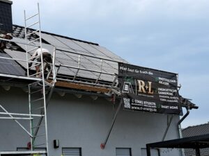 Photovoltaik in Zella-Mehlis Dach und Gerüst mit Banner